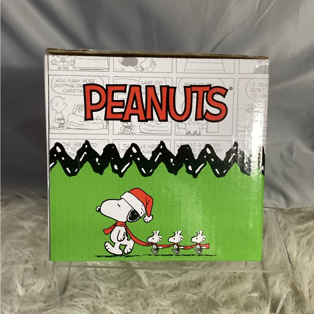 Bioworld Peanuts Snoopy 14oz Sculpted Mug & 8 Pair Crew Socks Christmas Gift Set - Picture 10 of 13